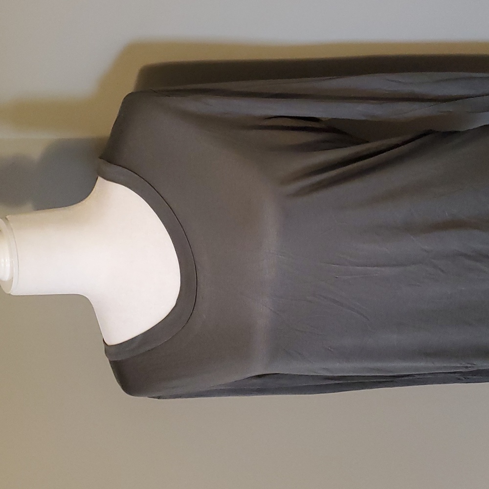 🎅 🟦 Olive scoop neck T NWT